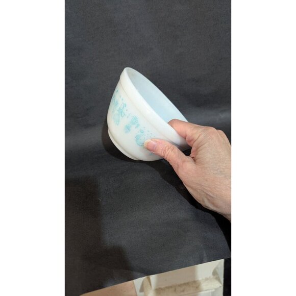 Pyrex Turquoise Amish Butterprint Milk Glass Mixing Bowl 401 1.5 Pint Mid-Centur - Picture 8 of 8